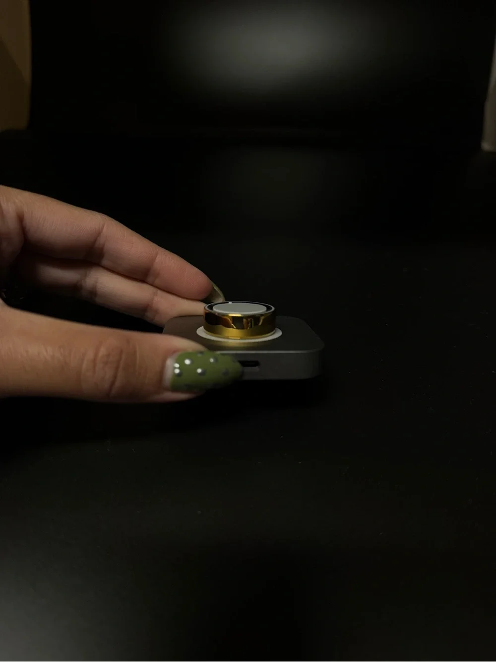 NEW Oura ring 4 Gold with charging dock